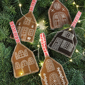 Produktbild: handsuýdda dekorativa pepparkakshus som hänger i en julgran. Sådär lagom till Jul.